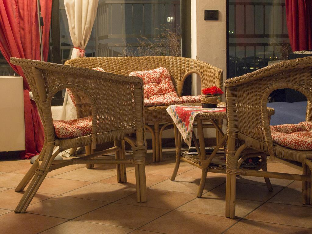 Hotel Alex E Angie Bergamo Esterno foto A rattan settee