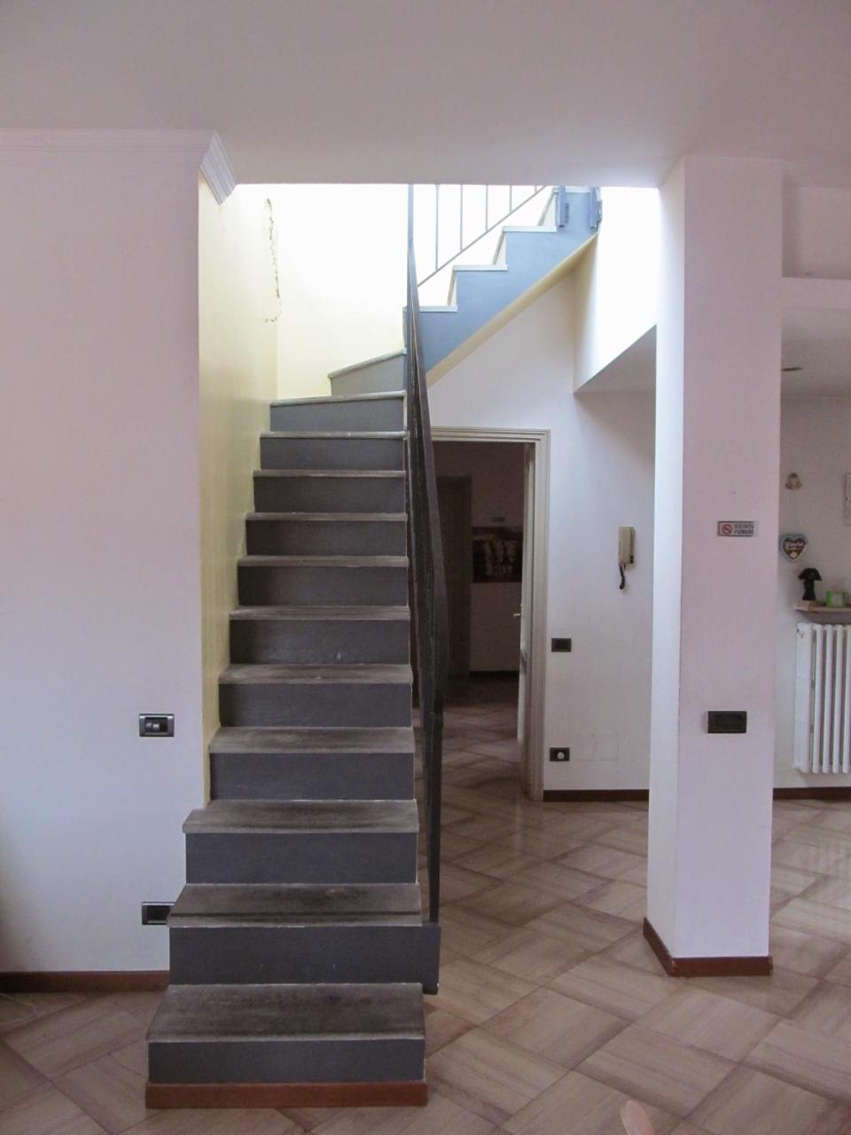 Hotel Alex E Angie Bergamo Esterno foto A straight staircase
