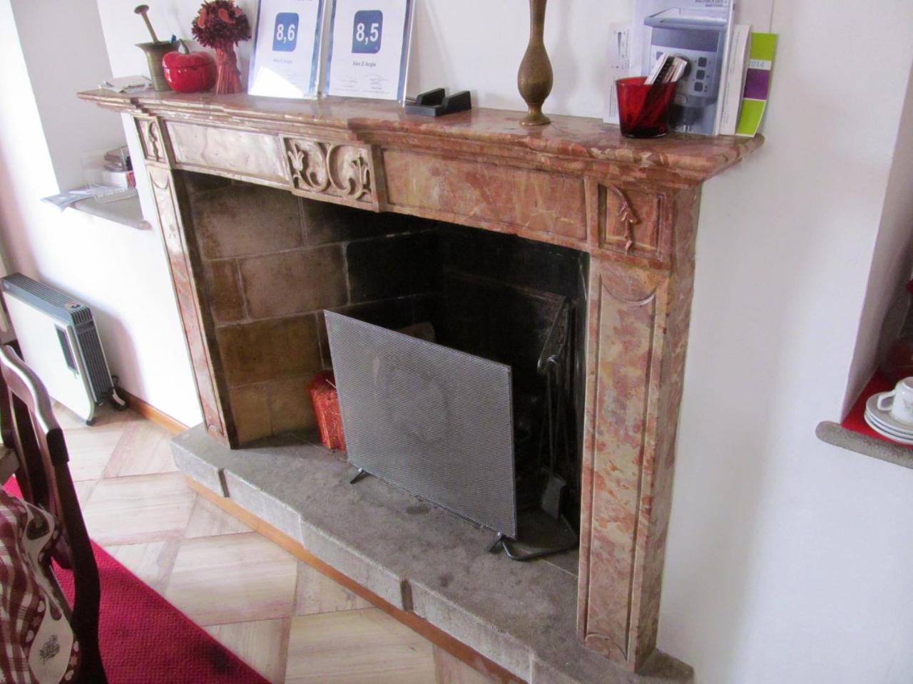 Hotel Alex E Angie Bergamo Esterno foto A fireplace in a home