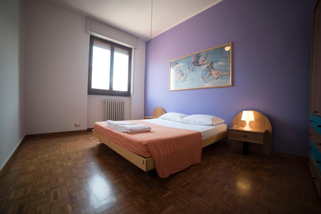 Hotel Alex E Angie Bergamo Esterno foto A bedroom at the hostel