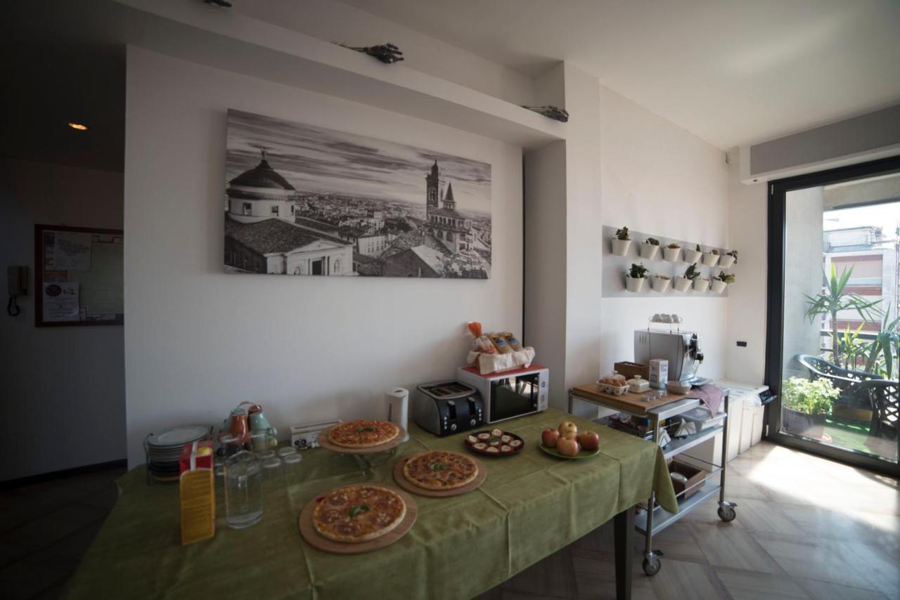 Hotel Alex E Angie Bergamo Esterno foto Breakfast buffet