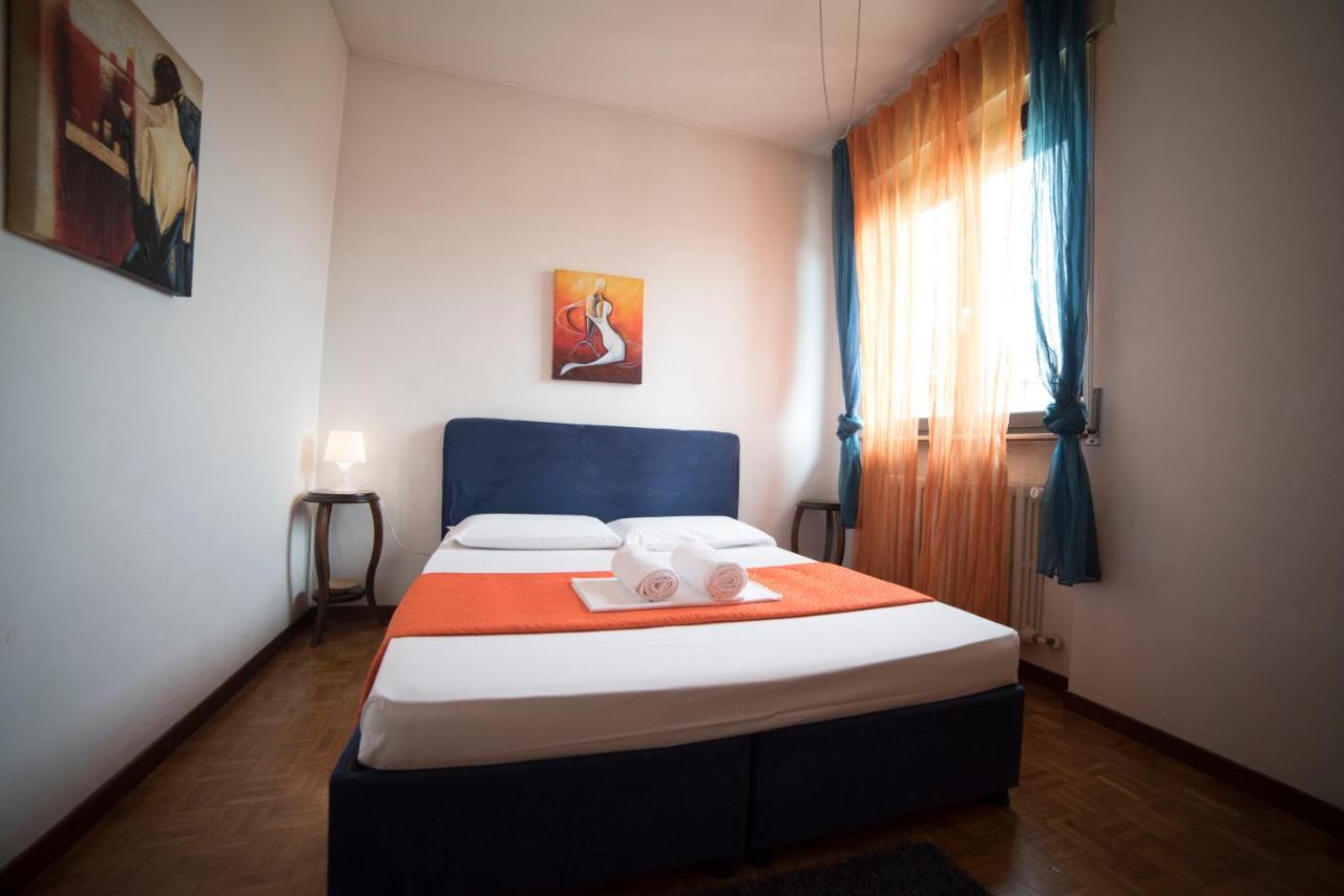 Hotel Alex E Angie Bergamo Esterno foto A bedroom