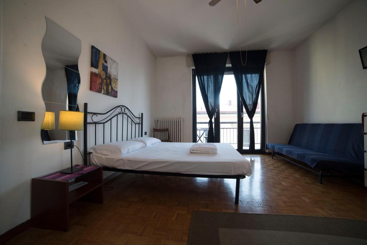 Hotel Alex E Angie Bergamo Esterno foto A room at the hostel